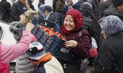 Hayırseverin dağıttığı sebze kısa sürede tükendi