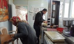 İş yerleri yıkılan depremzede çift, el ele verip tekrar iş yeri açtı