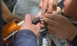 Kapak açacağına parmağını sıkıştıran çocuğu itfaiye kurtardı