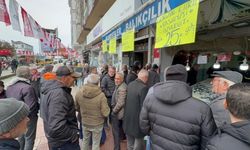 Kilosu 25 TL'den satılan istavriti almak için tezgah önünde kuyruğa girdiler
