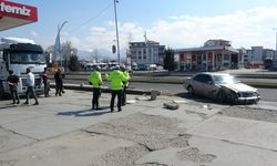 Kontrolden çıkan otomobil akaryakıt istasyonuna daldı