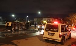 Otomobille çarpışan işçi servisi devrildi: 3 yaralı