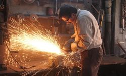Sıcaklığı bin 500 dereceye ulaşan ateş karşısında oruç