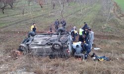 Tekeri patlayan otomobil şarampole uçtu