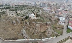 Uçurumun kıyısındaki türbeye ziyaretçi akını