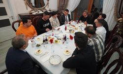 Vali , iftarda öğrencileri evinde misafir etti