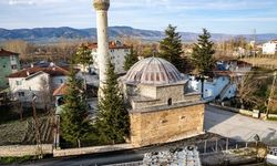 Yıllara meydan okuyan cami vandallara direnemedi