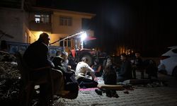 Depreme yakalanan vatandaşlar geceyi dışarıda geçiriyor