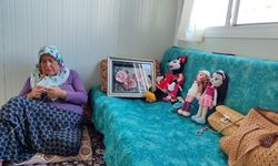 Depremzede kadın yaptığı bez bebeklerle geçimini sağlıyor