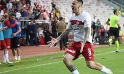 Gollerine ara vermiyor, rakiplerini yıkıyor!