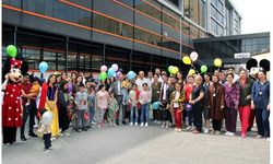 Hastanede yatan çocuklar dilek balonları uçurdu
