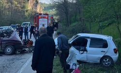 İki otomobil kafa kafaya çarpıştı: 9 yaralı