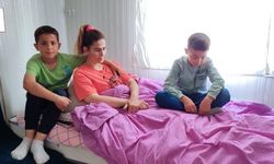 İkiz çocuklar annelerine bakıyor