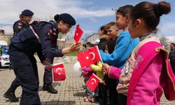 Jandarma ekipleri köydeki çocuklara bayram sevincini önceden yaşattı
