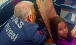 Katlanır koltuk arasına sıkışan çocuğu itfaiye kurtardı