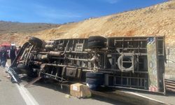 Kontrolden çıkan kamyon devrildi: 1 ölü, 1 yaralı
