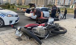 Motosiklet ile otomobil çarpıştı: 1 ölü