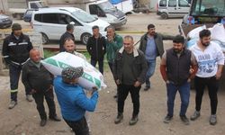 Ölen babası için 40 köyden 40 çiftçiye yulaf tohumu dağıttı