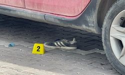 Otomobil kaldırımda yürüyenlerin arasına daldı: 1 yaralı