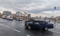 Otomobiller çarpıştı: 3 yaralı