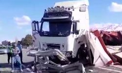 TIR devrildi, yol uzun süre ulaşıma kapandı