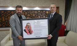 Uygun Yazıcıoğlu'na yazdığı şiir tablosunu hediye etti