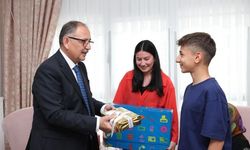 Bakan Özhaseki'den depremzedelere ziyaret
