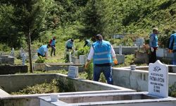 Cezalarını camileri ve mezarlıkları temizleyerek çekiyorlar