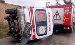 Kaza ihbarına giden ambulans kaza yaptı: 3 yaralı