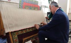 Müdür Yener halı tezgahında