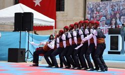 Sivas'ta 19 Mayıs halk oyunları ile kutlandı