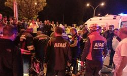 Takla atan otomobilde sıkışan 2 kişi kurtarıldı