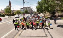 Vali yaya çizgisini öğrencilerle geçti
