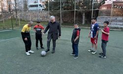Vali yorgunluğunu çocuklarla top oynayarak attı