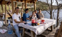Zinav Gölü ziyaretçilerini cezbediyor