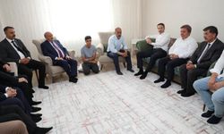 Bakan Bayraktar'dan ailelere ziyaret