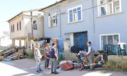 Bir evde 7 kamyon çöp çıktı