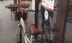 Bisikletini banka kapısına kilitledi