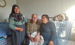 Hasta eşine ve kızına bakıyor