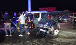 İki araç çarpıştı: 1 ölü, 4 yaralı