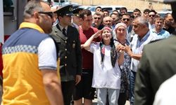 Kardeşi asker selamıyla uğurladı