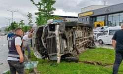 Minibüs refüje çarptı: 1 ölü