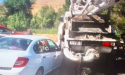 Otomobil kamyona çarptı