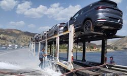 Sıfır araçlar yanmaktan kurtarıldı