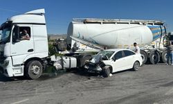 Tanker ile otomobil çarpıştı: 1'i ağır 2 yaralı