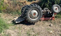 Traktör devrildi: 4 yaralı