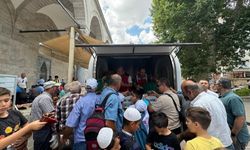 5 camide aşure dağıtıldı