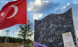 Annesinin mezarına düğün davetiyesi bıraktı