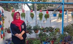 Atıkları bahçede sanata dönüştürdü