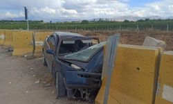 Beton bariyerlere çarptı